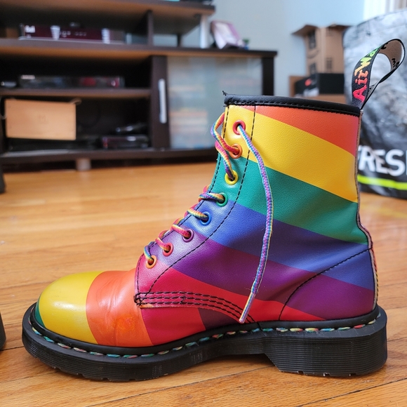 Dr Martens Pride Rainbow boots. Gorgeous 🏳️‍🌈 amazing shape leather size 7 - Picture 6 of 14